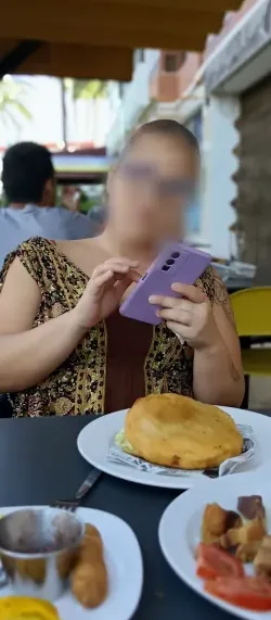 Laura, 39