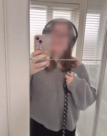 Simone, 23